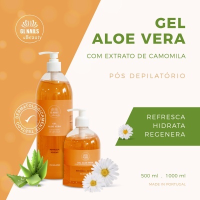Dois frascos de gel aloe vera pós depilatório com extrato de camomila com flores e folhas ao fundo