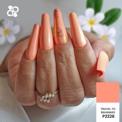 Unhas artificiais longas em laranja com decoração dourada e amostra de cor P2228
