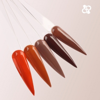 Amostras de verniz castanho e laranja em unhas postiças pontiagudas
