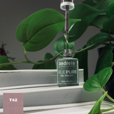 Verniz de gel verde da Andreia Professional junto a folhas verdes