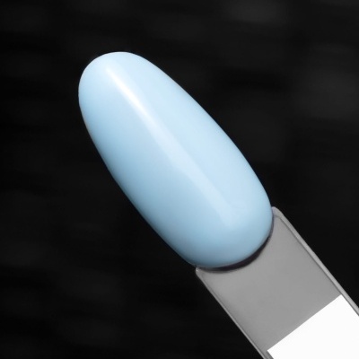 amostra de verniz azul claro em superfície plástica segura por pinça cinzenta