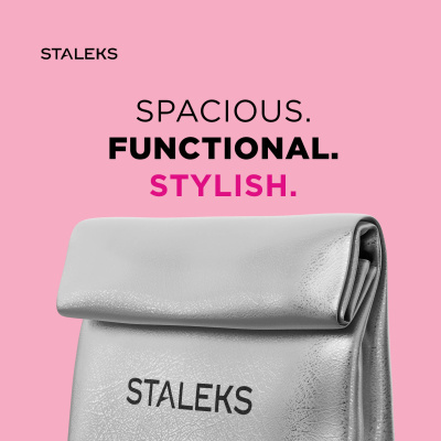 Bolsa cinza claro com texto STAELKS sobre fundo rosa com texto promocional