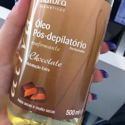 Frasco de óleo pós-depilatório Real Natura com rótulo castanho e imagem de chocolate