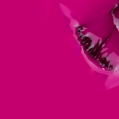 Marca de batom vinho sobre fundo rosa