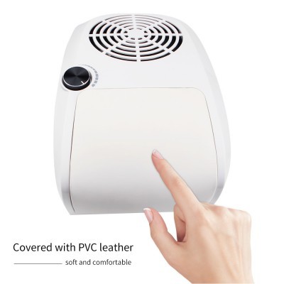 Dispositivo branco com botão preto e grelha de ventilação, mão apontando