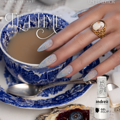 Frasco de verniz gel andreia professional edição limitada TEA TIME com unhas decoradas em azul claro glitter e chávena azul e branca com chá