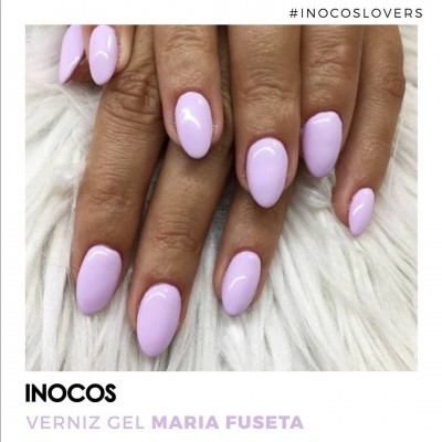 Unhas com verniz gel cor rosa-lilás brilhante sobre fundo branco macio