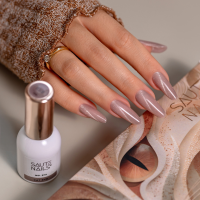 unhas pintadas de verniz rosa cintilante com frasco de verniz Saute Nails