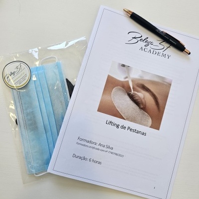 Máscaras e folheto do curso Lifting de Pestanas da Beleza Academy em superfície branca
