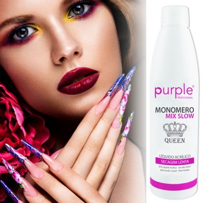 Mulher com maquilhagem colorida e unhas decoradas ao lado de frasco branco de monómero