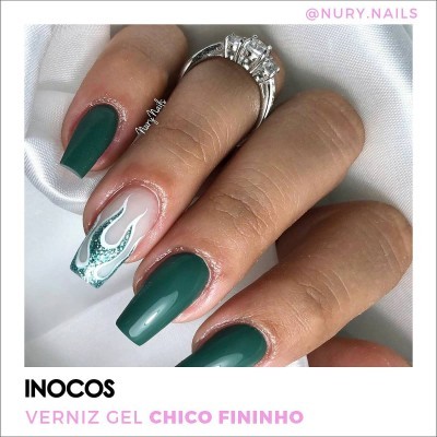 Unhas em gel verde com desenho decorativo e anel de prata