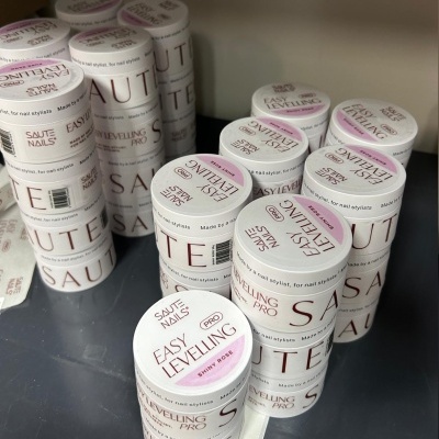 Frascos empilhados do produto Easy Levelling Pro Saute Nails na cor Shiny Rose