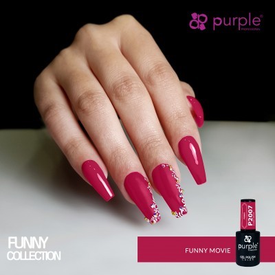 Mão com unhas longas pintadas de verniz gel rosa com detalhes brancos e vidro do verniz Purple Professional