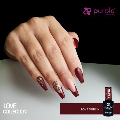 Unhas decoradas com verniz em gel bordô e rosa claro com pedrinhas, produto Purple Professional P2050 Love Dublin
