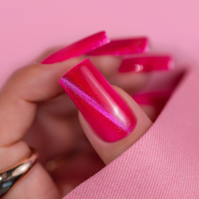 Unha artificial com verniz rosa cintilante e pano rosa claro com logótipo SAUTE NAILS