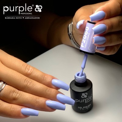 Frasco de verniz gel preto com mãos com unhas lilás a segurá-lo