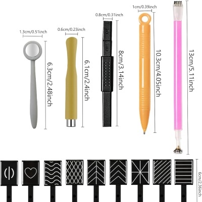 Conjunto de ferramentas para unhas coloridas e placas decorativas pretas com padrões brancos