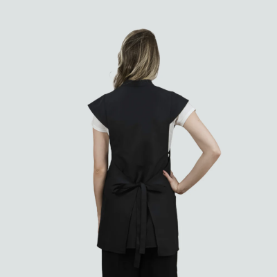 Colete preto feminino visto de costas com faixa amarrada e t-shirt branca por baixo