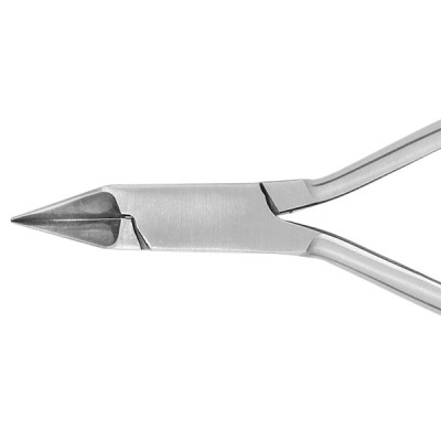 Alicate de pontas finas metálico prateado sobre fundo branco