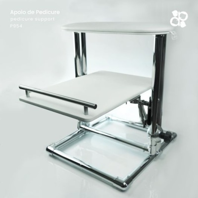 Apoio de pedicure metálico com superfície branca e barras cromadas