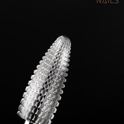 Fresa diamantada metálica com textura facetada para unhas, fundo preto.