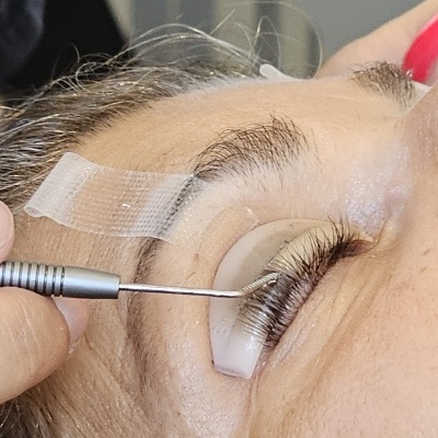Pestanas postiços a serem aplicados com pinça metálica e fita adesiva branca na área ocular