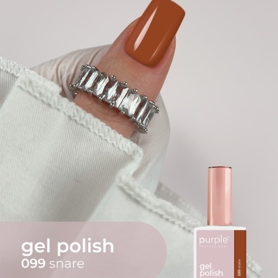 Unha com verniz gel castanho brilhante e anel prateado