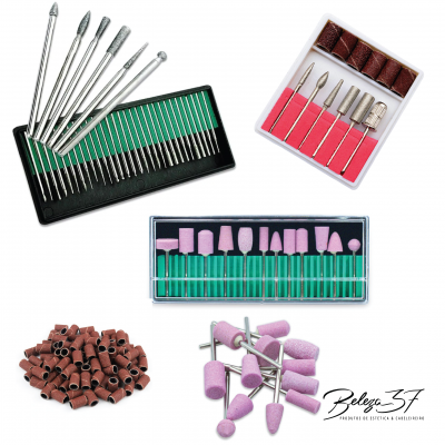 Acessórios para manicure e pedicure em suportes de plástico