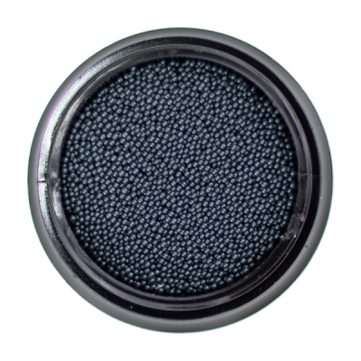 Recipiente preto redondo com pequenas esferas pretas visíveis por tampa transparente