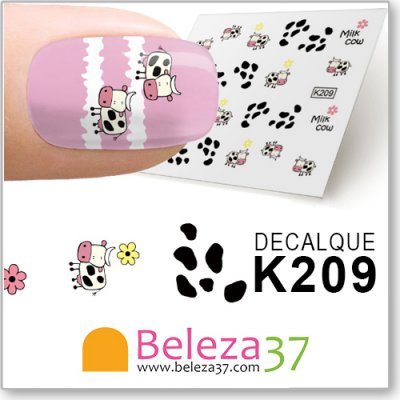 Adesivo de unhas decorativo com desenhos de vacas e flores aplicado numa unha cor rosa