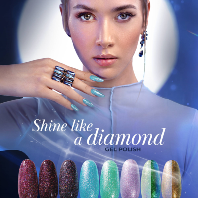 Anúncio de verniz gel brilhante Victoria Vynn com mulher e unhas azuis brilhantes.