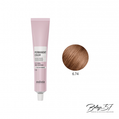 Tubo de tinta de cabelo permanente cor-de-rosa claro com amostra de cor castanho claro 6.74