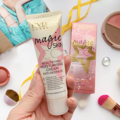 Creme hidratante Eveline Cosmetics Magic Skin em tubo com caixa cor-de-rosa e dourada, junto a pincéis e maquilhagem