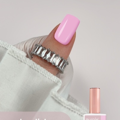 Esmalte gel rosa claro Purple Professional 069 Magicland com unha pintada e anel prateado