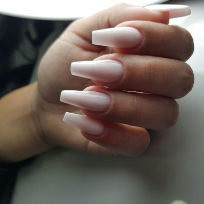 Unhas artificiais longas cor de branco gradiente em mão feminina