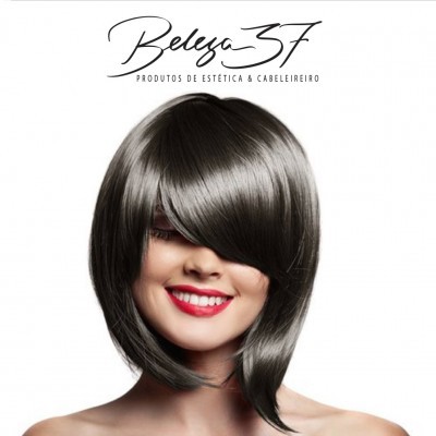 Mulher com cabelo castanho escuro liso em corte moderno e texto Beleza 3F