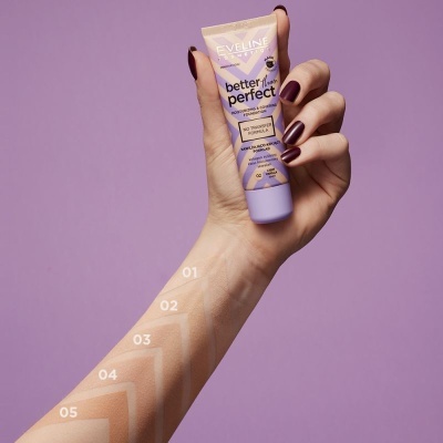 Braço com amostras de maquilhagem numeradas segurando tubo de maquilhagem lilás e bege