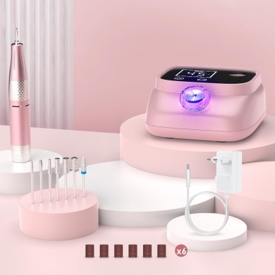 Conjunto de manicure elétrica cor-de-rosa com vários acessórios e aparelho com visor digital e luz azul
