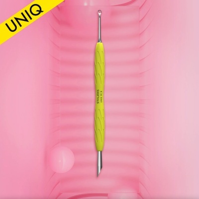 Instrumento de manicure verde com pontas metálicas em fundo rosa ondulado