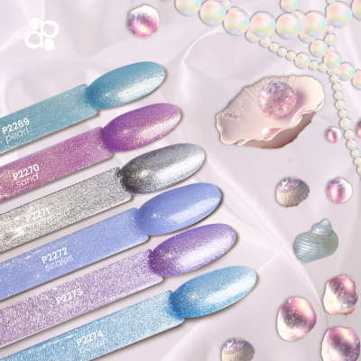 Amostras de verniz glitter azul e roxo com conchas e pérolas