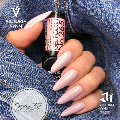 Frasco de verniz gel Nº265 rosa claro Victoria Vynn com unhas pintadas cor rosa e fundo jeans