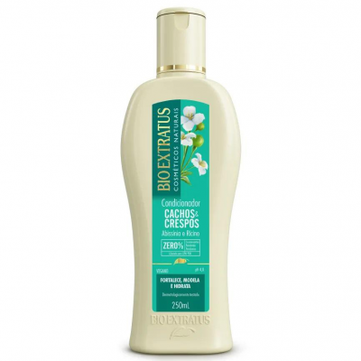 Frasco de condicionador Bio Extratus para cabelos cacheados e crespos, com etiqueta verde e texto visível.
