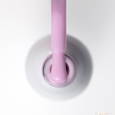 Pincel de verniz de unhas com verniz rosa claro e texto SANTE NAILS.