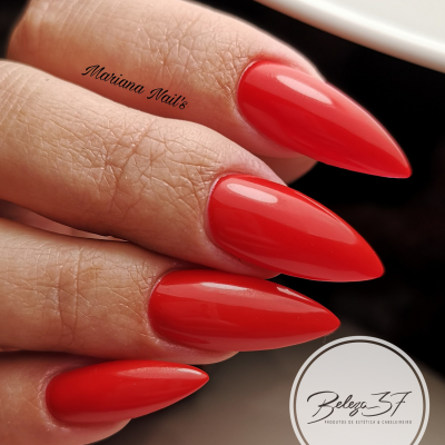 Unhas vermelhas brilhantes em formato de amêndoa com texto e selo de marca.