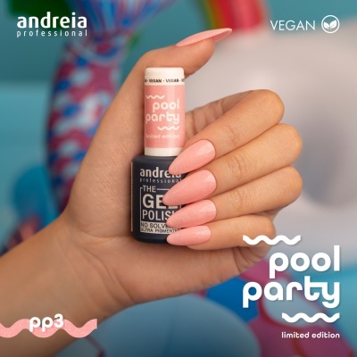 Mão segurando frasco de verniz de unhas rosa claro da Andreia Professional com texto pool party e indicação vegan.