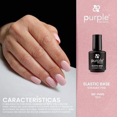 Mão com unhas rosa shimmer e frasco de verniz 'purple ELASTIC BASE SHIMMER PINK'