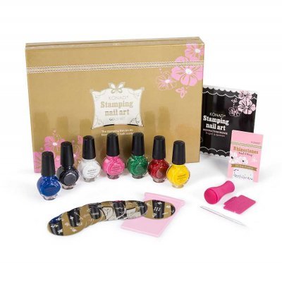 Kit Stamping nail art KONAD com vários vernizes de cores e acessórios para decoração de unhas.