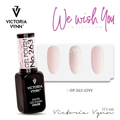 Verniz gel Victoria Vynn GP 263 LOVE com amostras de unhas cor-de-rosa e decoradas em fundo branco