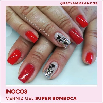 Unhas com verniz gel vermelho e decoração em glitter e adesivos de coração preto