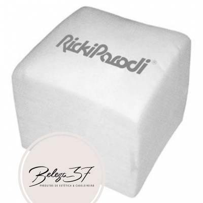 Puff quadrado branco com texto RickiParodi no topo